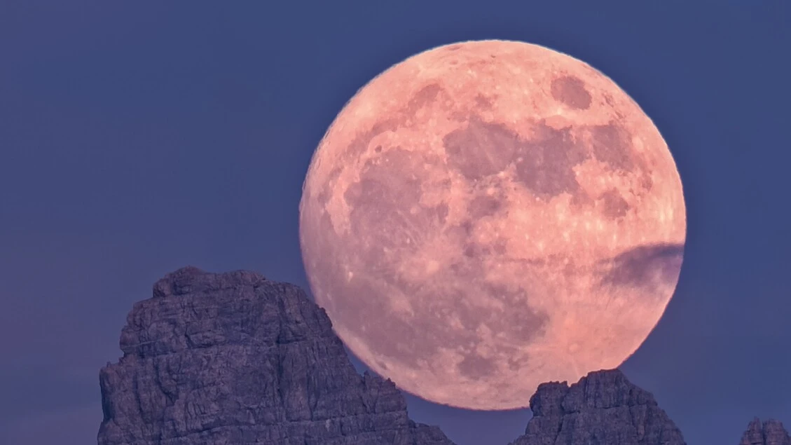 La mini Luna blu fotografata sulle Dolomiti