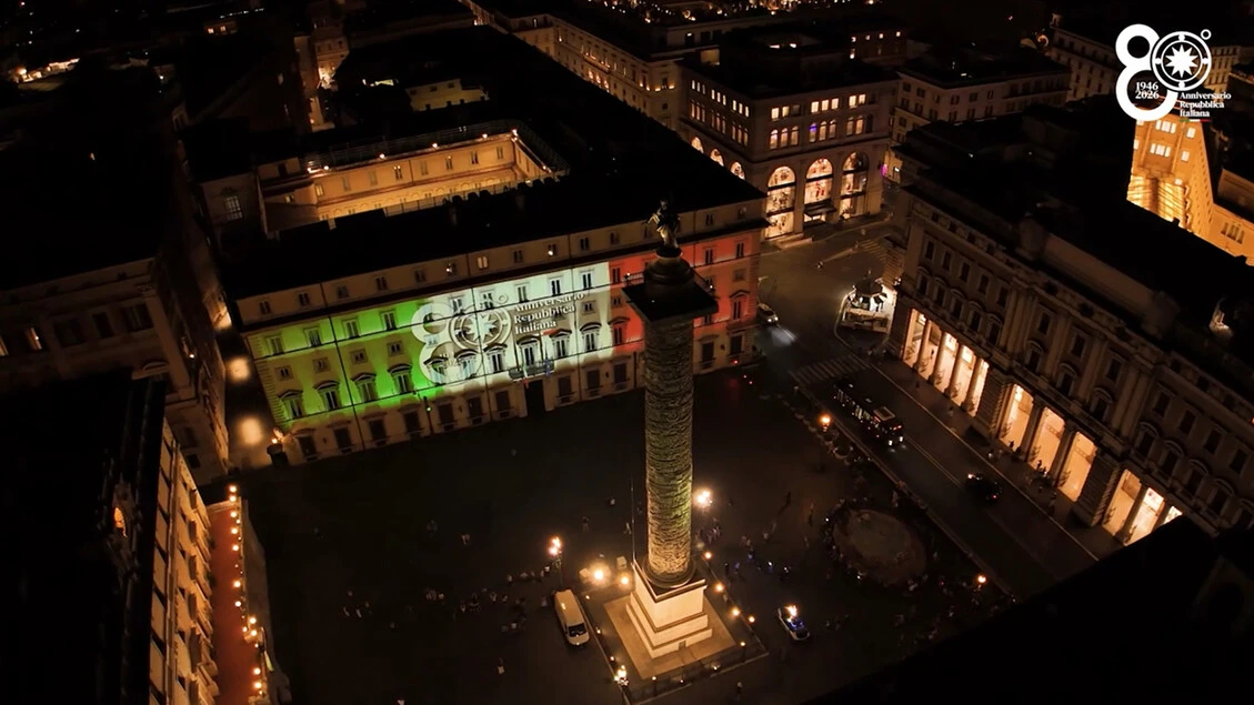 Luci e colori accendono la facciata di Palazzo Chigi per la Festa della Repubblica