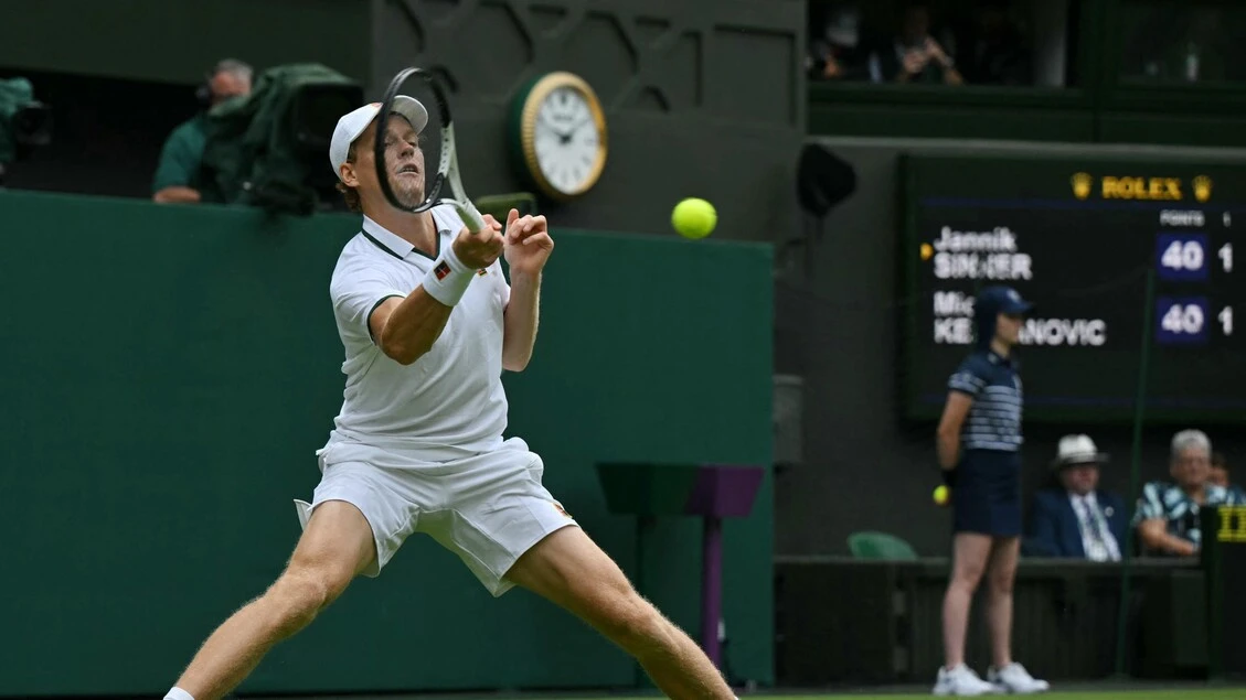 Wimbledon, in campo Sinner-Kecmanovic 4-6, 6-3, 1-2