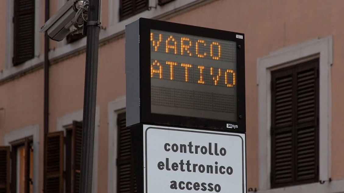 Nel centro storico di Roma da domani scatta il limite dei 30 km/h