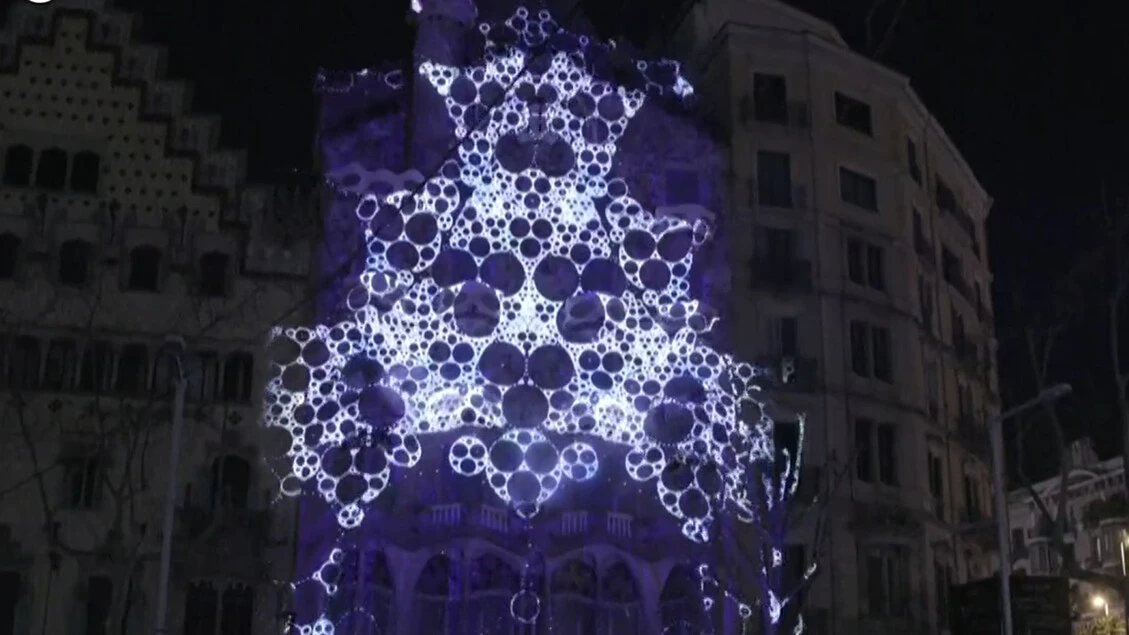 Barcellona, spettacolo di luci e immagini sulla facciata di Casa Batllo'