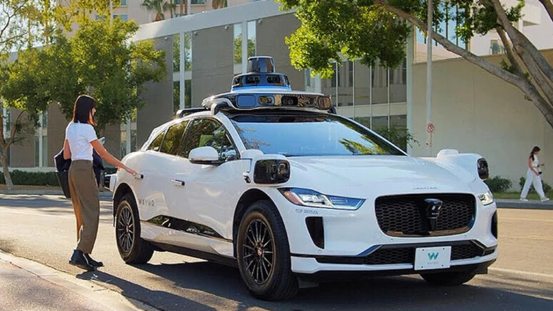 Robotaxi, Waymo sospende i servizi in autostrada negli Usa per rischio allagamenti