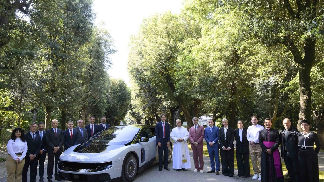 La nuova Ferrari Luce presentata a Papa Leone XIV a Castelgandolfo