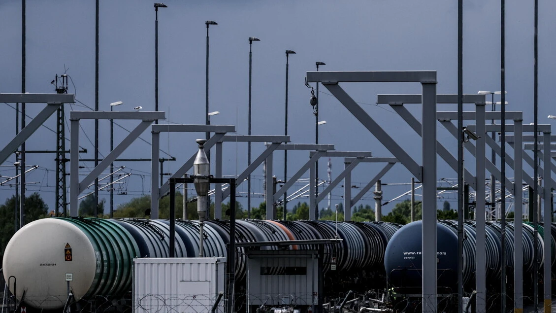 Prezzo del petrolio in rialzo, Wti scambiato a 107,49 dollari