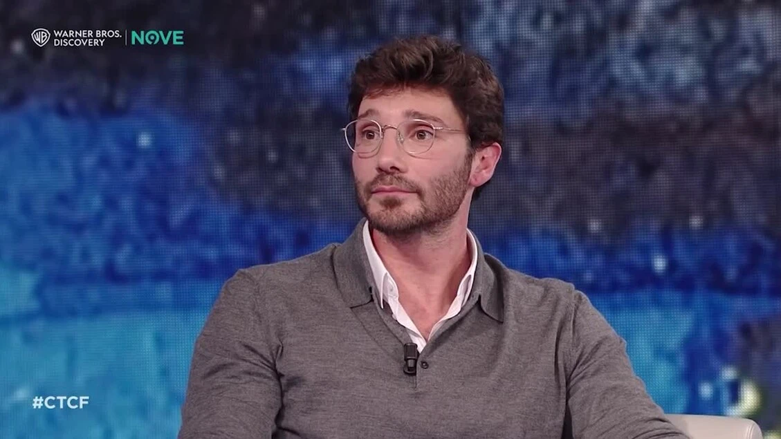 Stefano De Martino e Fabio Fazio simulano la conferenza stampa di Sanremo