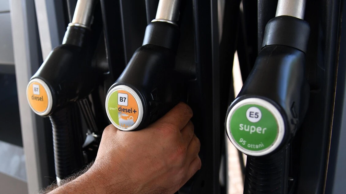 Prosegue il calo dei prezzi dei carburanti