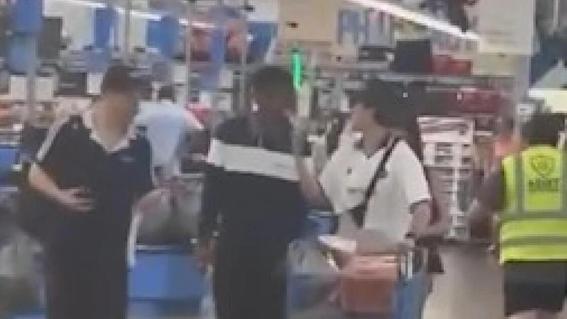 Yamal al supermercato Walmart, fa la spesa e spinge il carrello