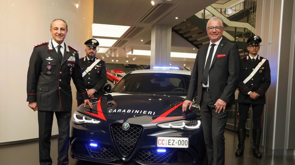 Alfa Romeo e Carabinieri celebrano con un logo e un libro i 75 anni di collaborazione