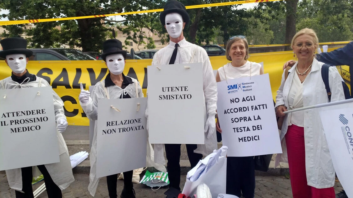 Protesta con mimi e attori al ministero, ' no a riforma medici di famiglia'