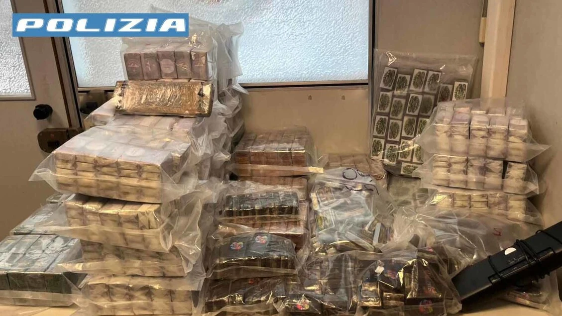 Trovati con 190 chili di droga, arrestati dalla polizia
