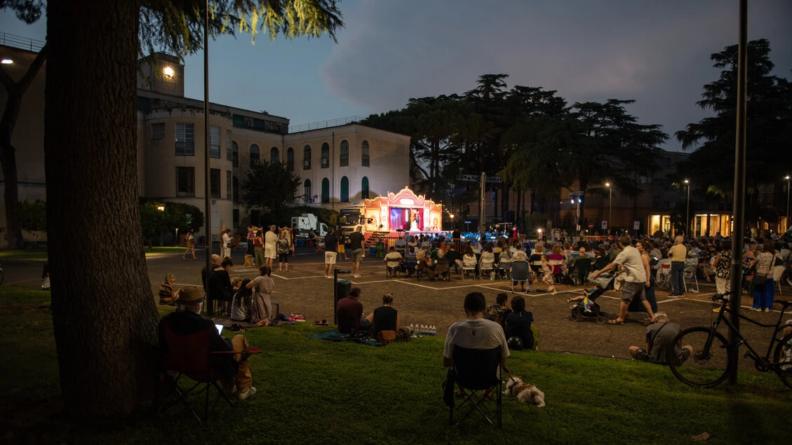 La lirica nei quartieri, con Il Barbiere di Siviglia torna a Roma OperaCamion