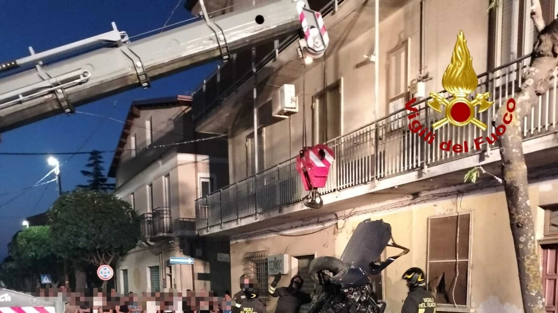 18enne con il figlio rosa si schianta contro un albero e muore