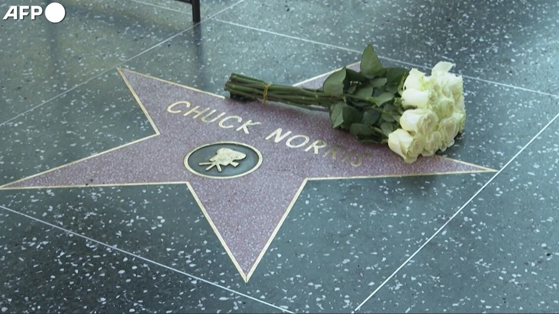 A Hollywood turisti e residenti rendono omaggio a Chuck Norris