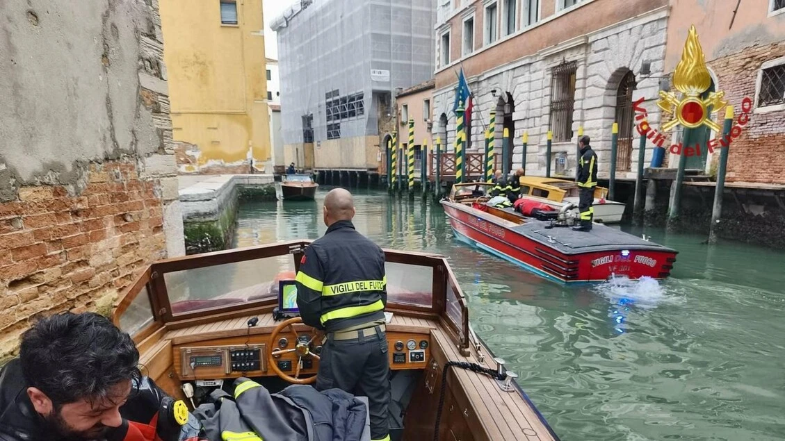 In tre finiscono in acqua a Venezia, un ventenne muore annegato
