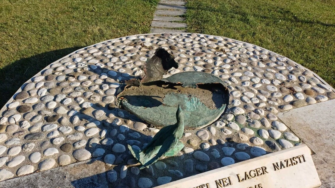 Rubata nel Trevigiano una statua dedicata ai caduti dei lager nazisti