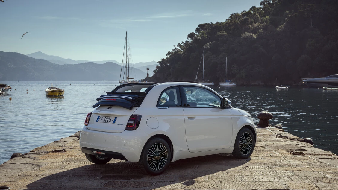 Fiat 500 Hybrid debutta nella versione speciale Dolcevita