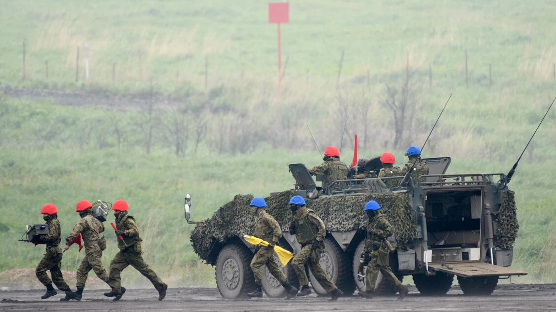 Giappone: per 24 anni alla guida di mezzi militari senza patente