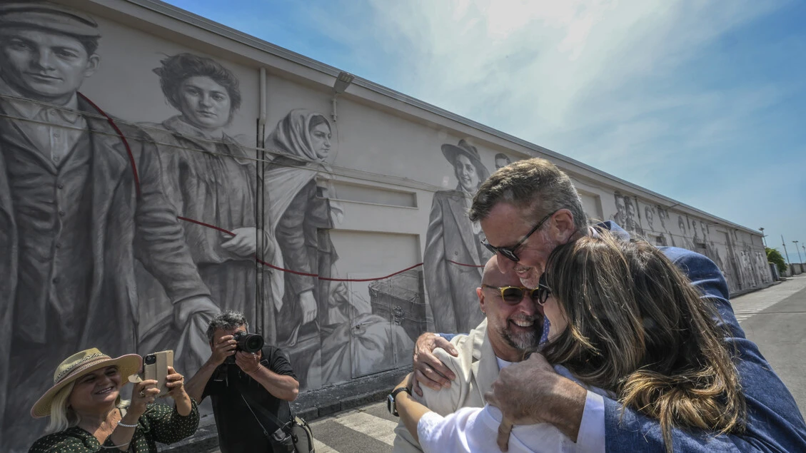 L'ex sindaco di New York De Blasio piange per volti nonni su murale a Napoli