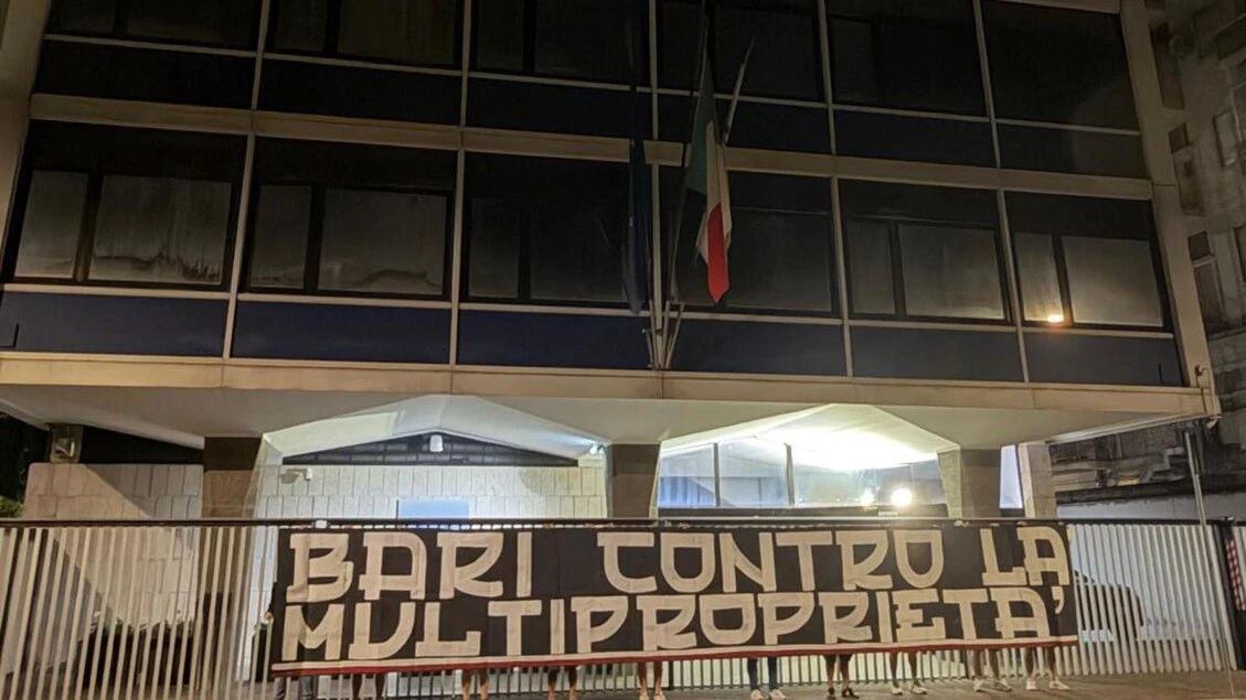 Calcio: striscione davanti alla Figc, 'Bari contro la multiproprietà'