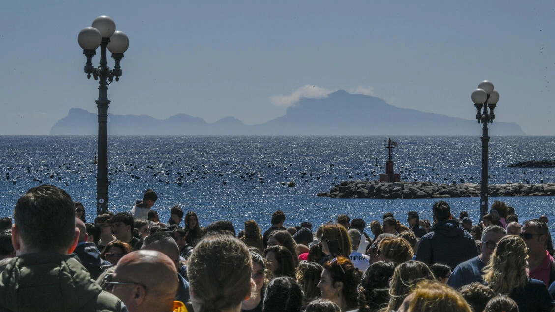 Folla nei parchi di Torino per Pasquetta, a Napoli con il sole spiagge affollate