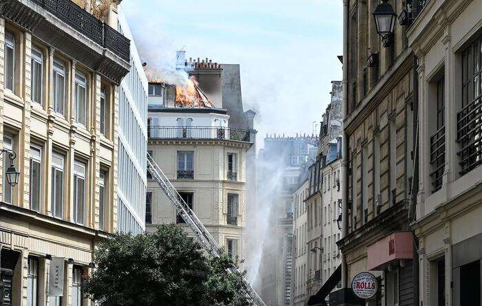 Incendio in corso in un palazzo del centro di Parigi