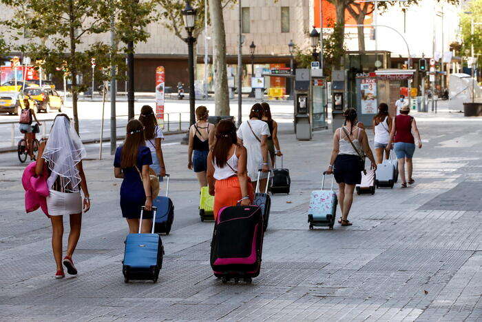 Barcellona dà via libera all'aumento della tassa turistica