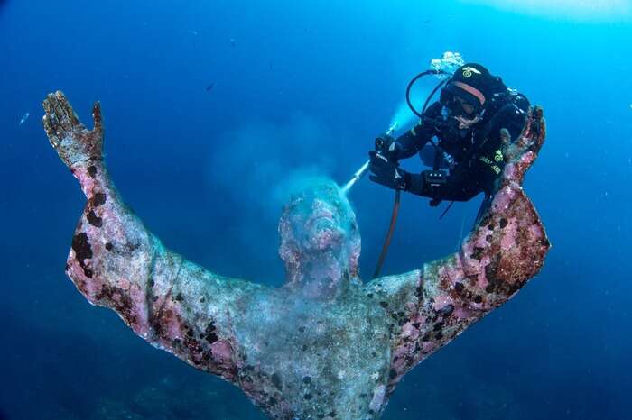 Cristo degli Abissi compie 70 anni, sommozzatori lo ripuliscono