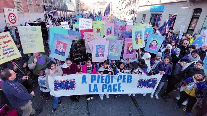 Marcia della pace a Torino, centinaia di giovani in centro citta'