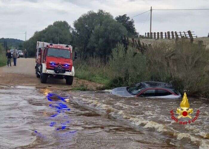 Maltempo: auto portata via dal torrente a Olbia, 2 in salvo