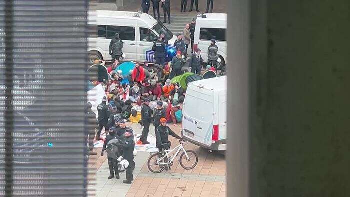 Bruxelles, manifestazione pro-Palestina davanti al Parlamento Europeo