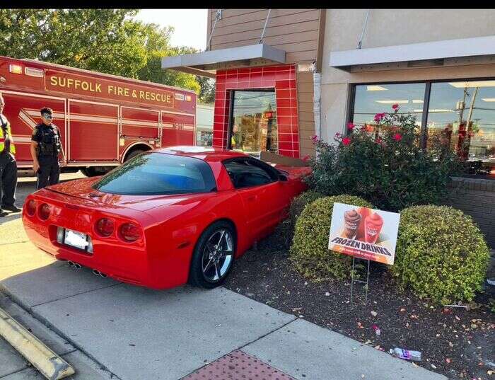 Si schianta nel Burger King con la Corvette rosso fiammante