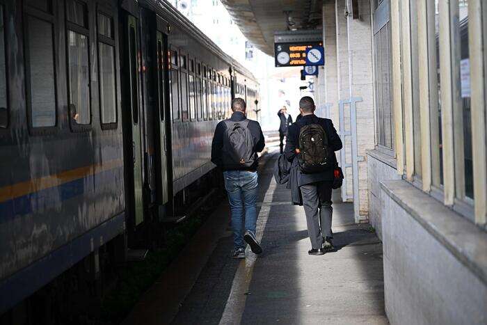 Catena da bici sulla linea dei treni in Veneto, indagini