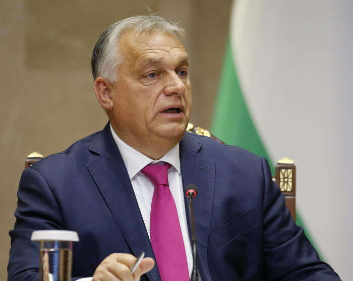 Orban, per fermare i migranti occorre ribellarsi ai giudici