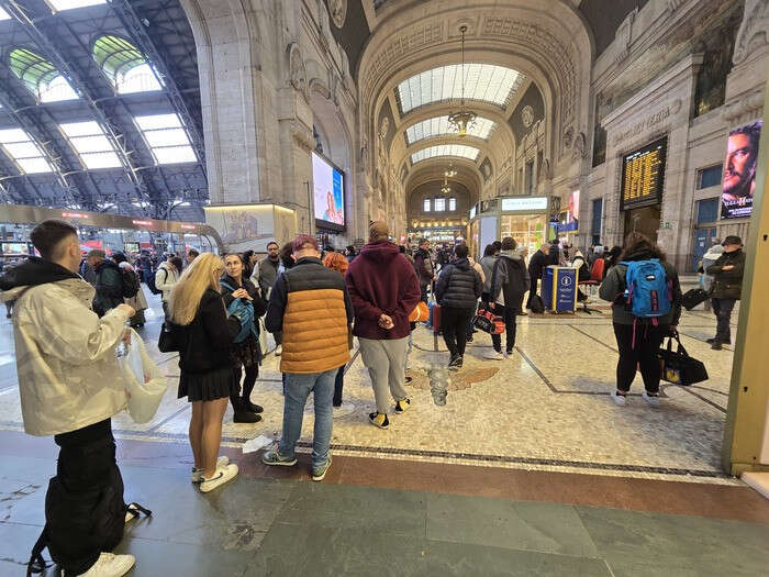 A Milano treni cancellati, lunga coda al box informazioni