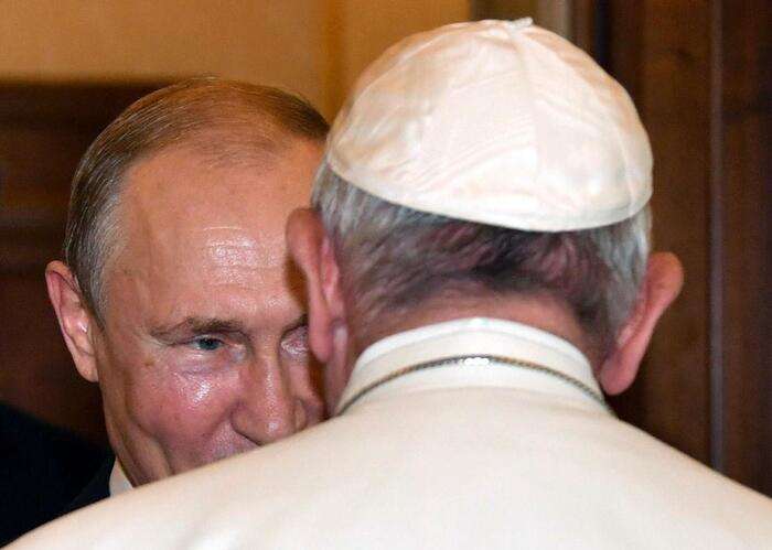 Auguri di Putin al Papa. L'ambasciata, 'difensore della pace'