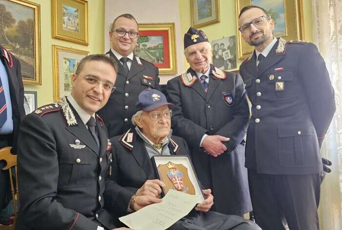 Compie 101 anni, festeggiato dal comandate dell'Arma