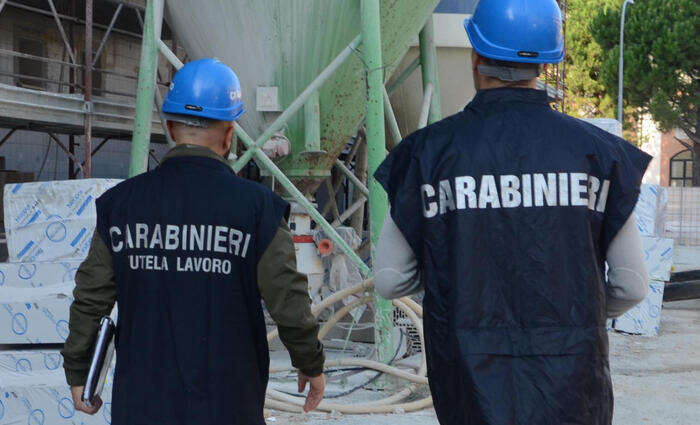 Scivola da una impalcatura nel Salernitano, muore un 66enne