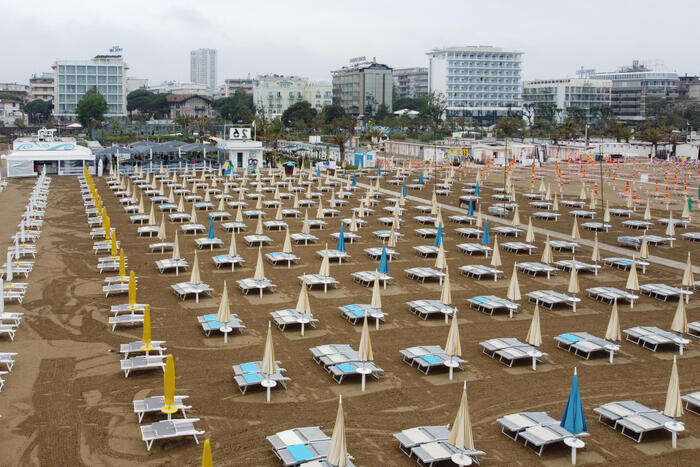 Il maltempo frena le presenze in spiaggia, cali dal 10% al 60%