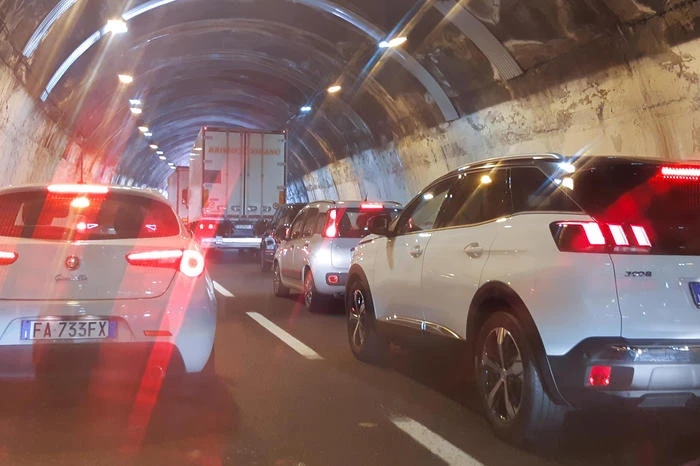 Traffico intenso e lavori, code sul nodo autostradale ligure