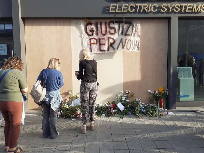 Omicidio a Viareggio, corteo di 500 persone depone fiori