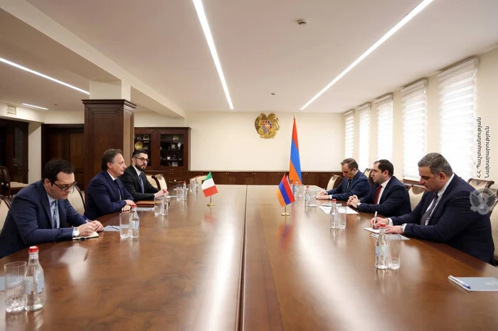 Ministro Difesa Armenia riceve Ambasciatore Ferranti