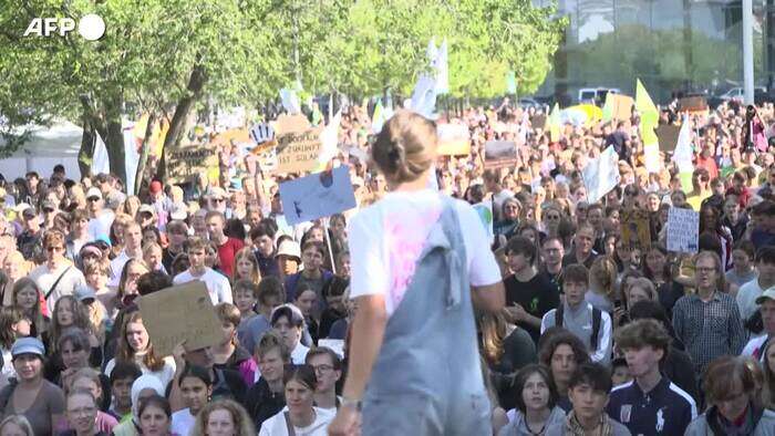 Clima: Fridays for Future, migliaia di persone sfilano a Berlino