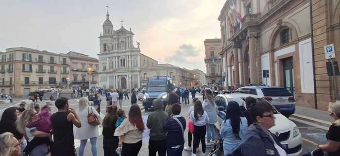 Crisi idrica: Caltanissetta, in decine protestano davanti Comune