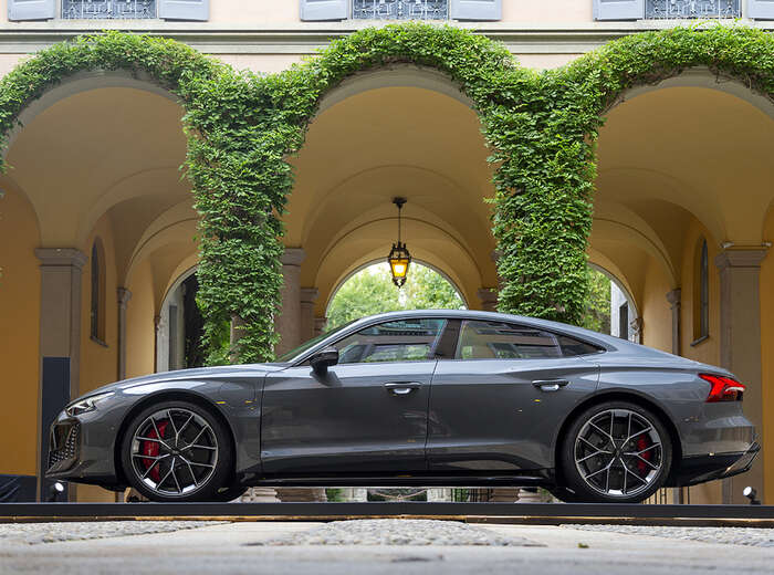 Audi RS e-Tron GT in passerella alla Milano Fahion Week 2024