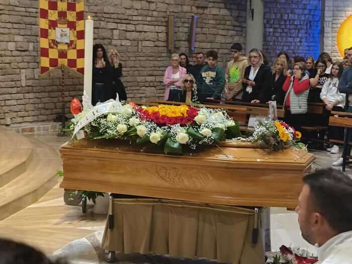 Femminicidio nel Foggiano, cominciati i funerali 'era solare'