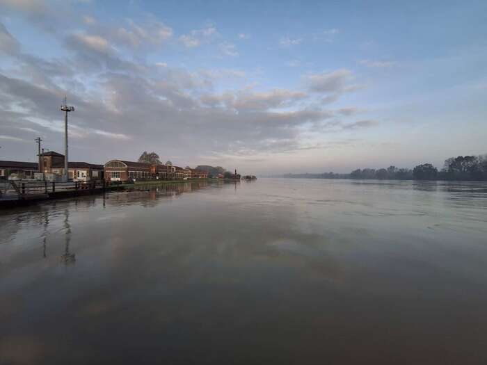 La piena del Po verso soglia rossa tra Mantovano e Ferrarese