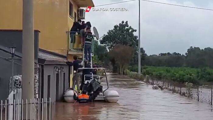 Maltempo a Lamezia Terme, 11 persone salvate nella frazione di San Pietro Lametino