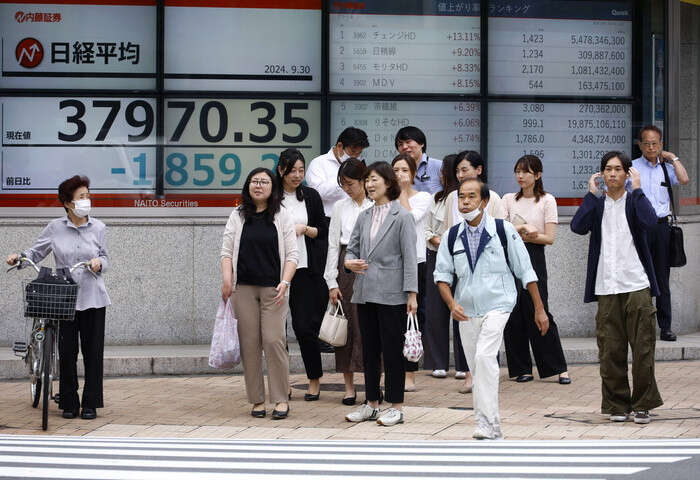 Borsa: Cina corre dopo pausa, Hong Kong cade (-7%)