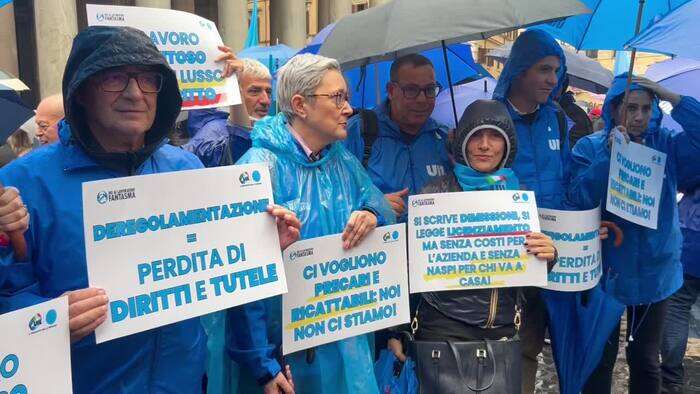 Ddl lavoro, presidio di protesta Cgil-Uil nel centro di Roma