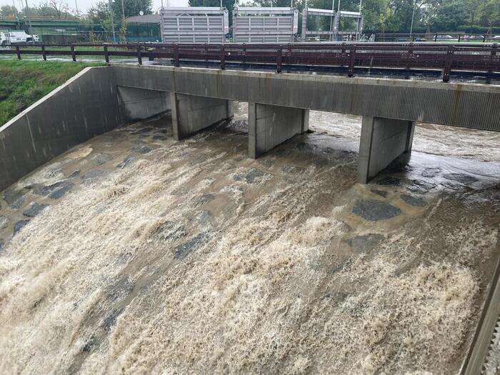 Piogge intense nella notte a Milano, Lambro supera i due metri